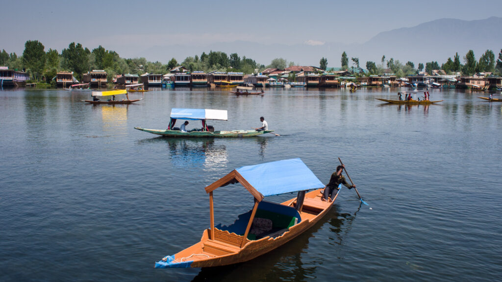 Kashmir Houseboat Stay & Shikara Rides: Ultimate Guide to Dal & Nigeen Lakes