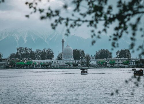 Kashmir’s Sufi Spiritual Trail: Discover Hazratbal, Shah‑e‑Hamadan & Charar‑e‑Sharief